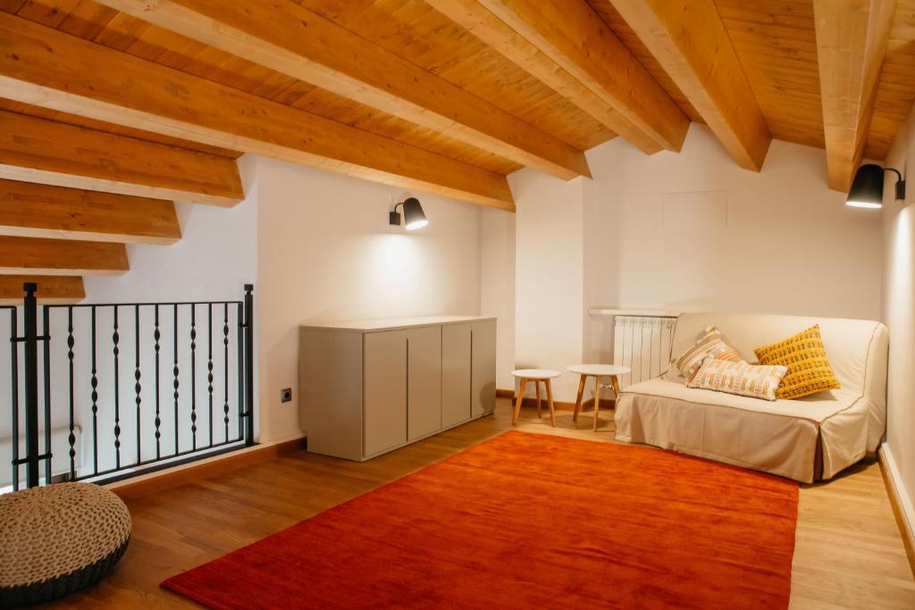 sala de estar con sofá y mesa en Apartaments Rurals Cala Palmira, en Alpens
