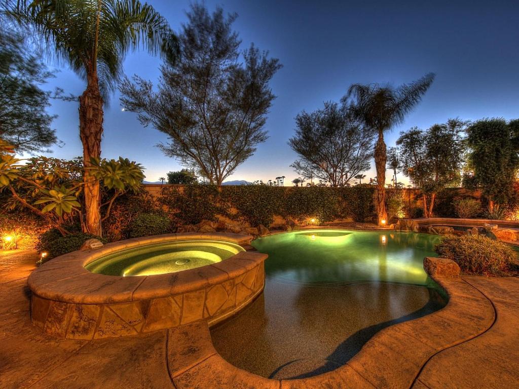einen Pool mit einem Brunnen im Hof in der Unterkunft Desert Luxury Getaway in Palm Desert