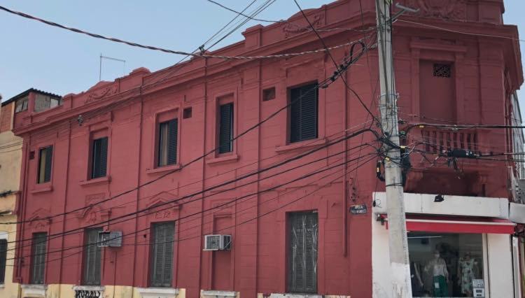 un bâtiment rouge sur le côté d'une rue dans l'établissement Hotel Popular Vila Mariana, à São Paulo