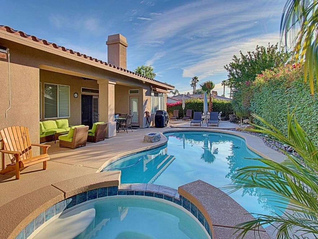 una piscina en el patio trasero de una casa en Whitehawk At Palm Desert, en Palm Desert