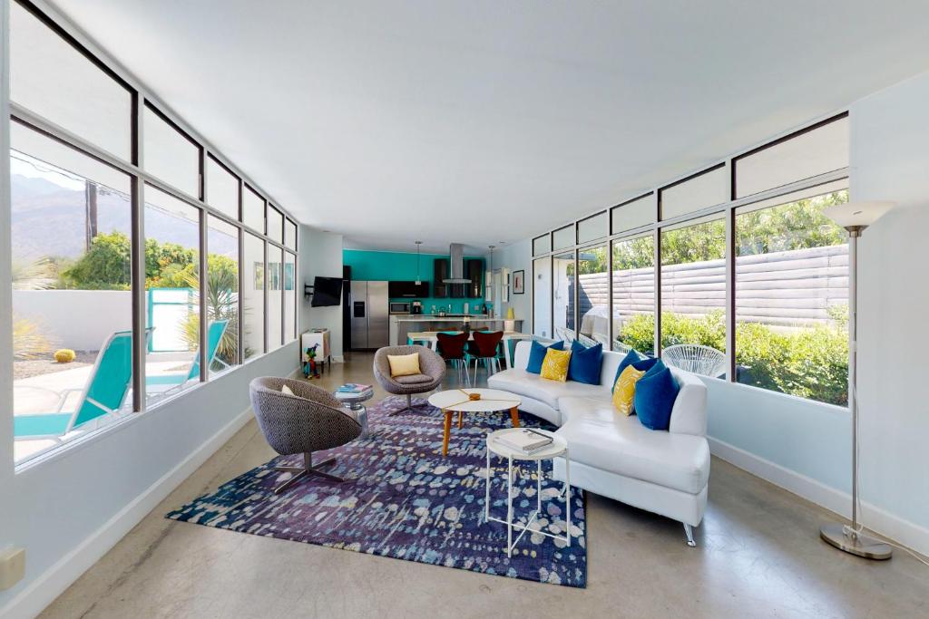 een woonkamer met een bank en een tafel bij The Aluminum House Permit# 2227 in Palm Springs
