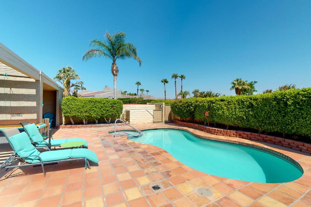 patio con sedie e piscina di Sundance Getaway Permit# 4051 a Palm Springs