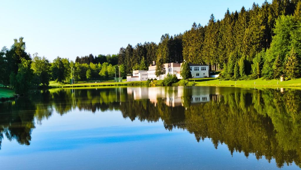 una casa a orillas de un lago en Resort Luna Vysočina, en Ledeč nad Sázavou