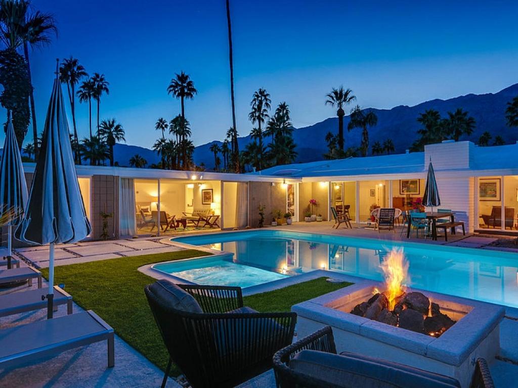 une maison avec une piscine et un foyer extérieur dans l'établissement The Arrow of Twin Palms - Midcentury Alexander Permit# 3505, à Palm Springs