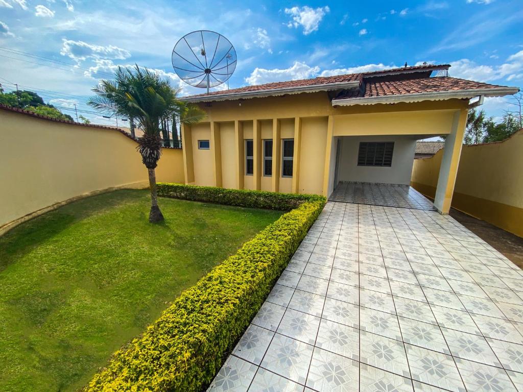 una casa con una palmera en el patio en Casa em Caldas Novas, en Caldas Novas