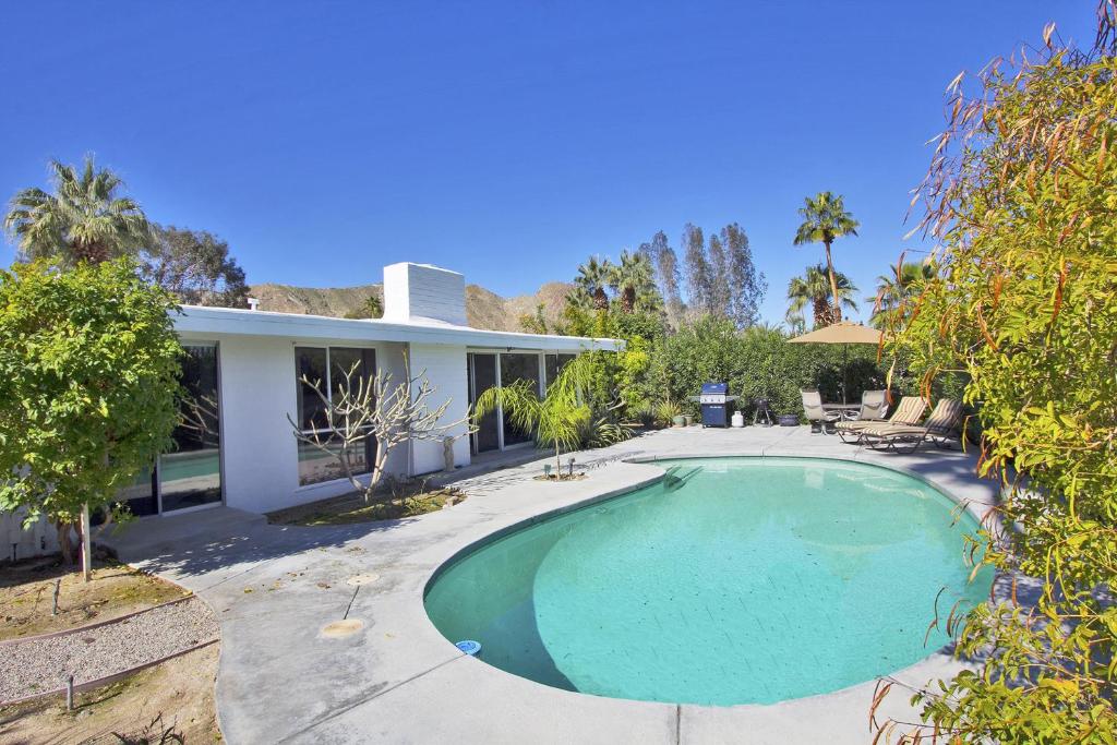- une piscine en face d'une maison dans l'établissement Mirage Cove, à Rancho Mirage