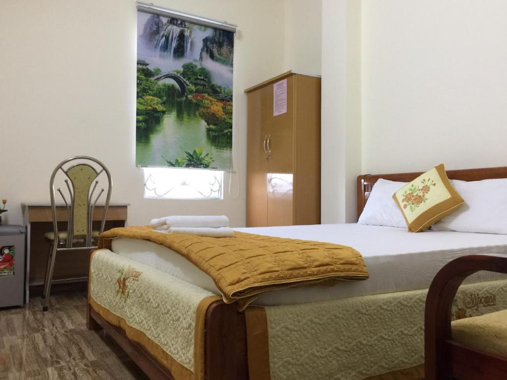 een slaapkamer met een groot bed en een raam bij Khách sạn Ngọc Thương in Quy Nhon