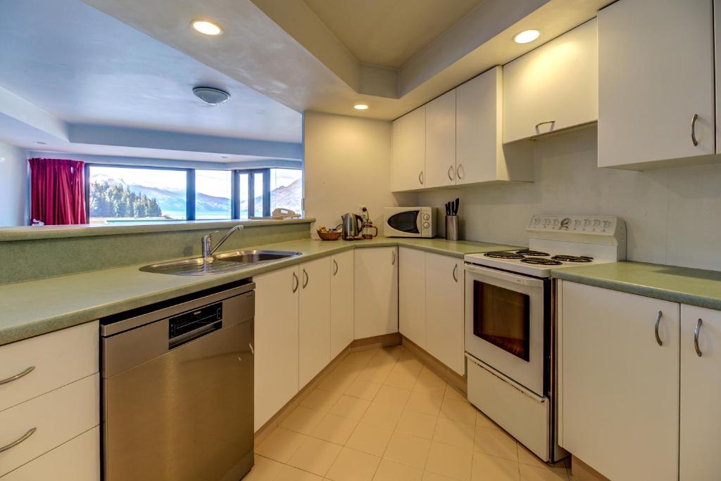 Kuchyň nebo kuchyňský kout v ubytování Lakefront Apartments,18 LAKE ESPLANADE ROAD