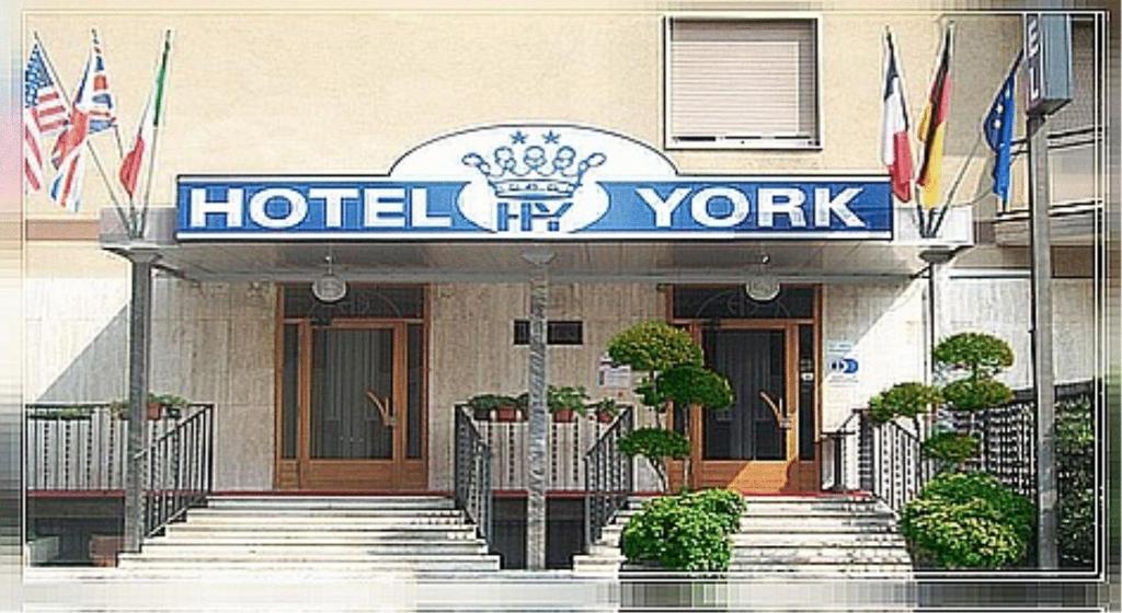 un hotel con un cartello sulla parte anteriore di un edificio di York a Cinisello Balsamo