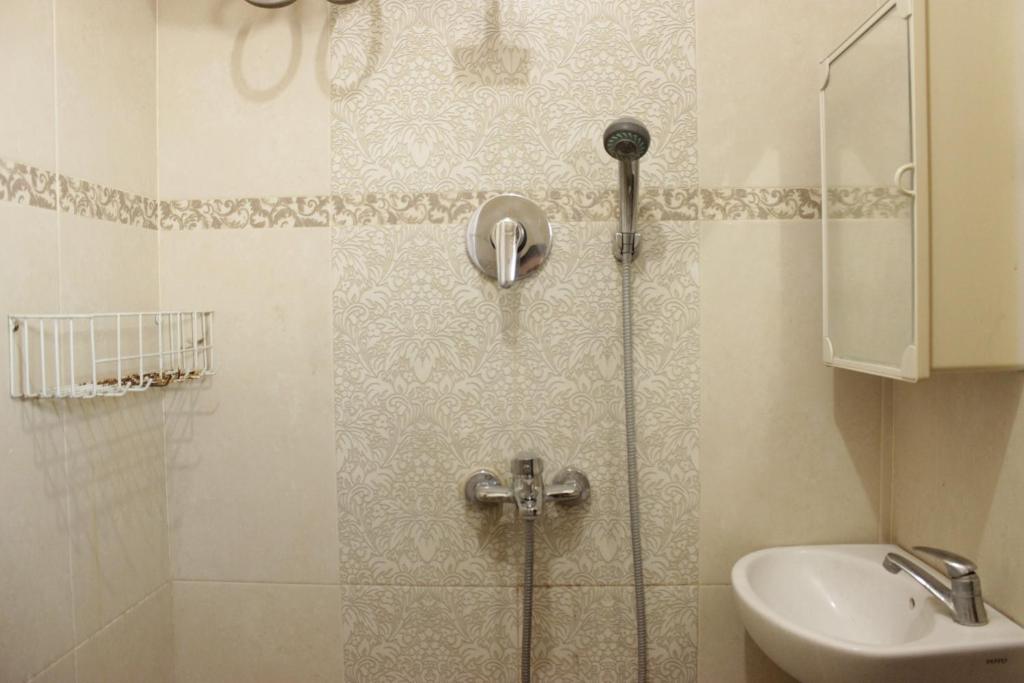 Strategic & Comfy Studio at Gateway Cicadas Apartment By Travelio - Apartamento Estudio