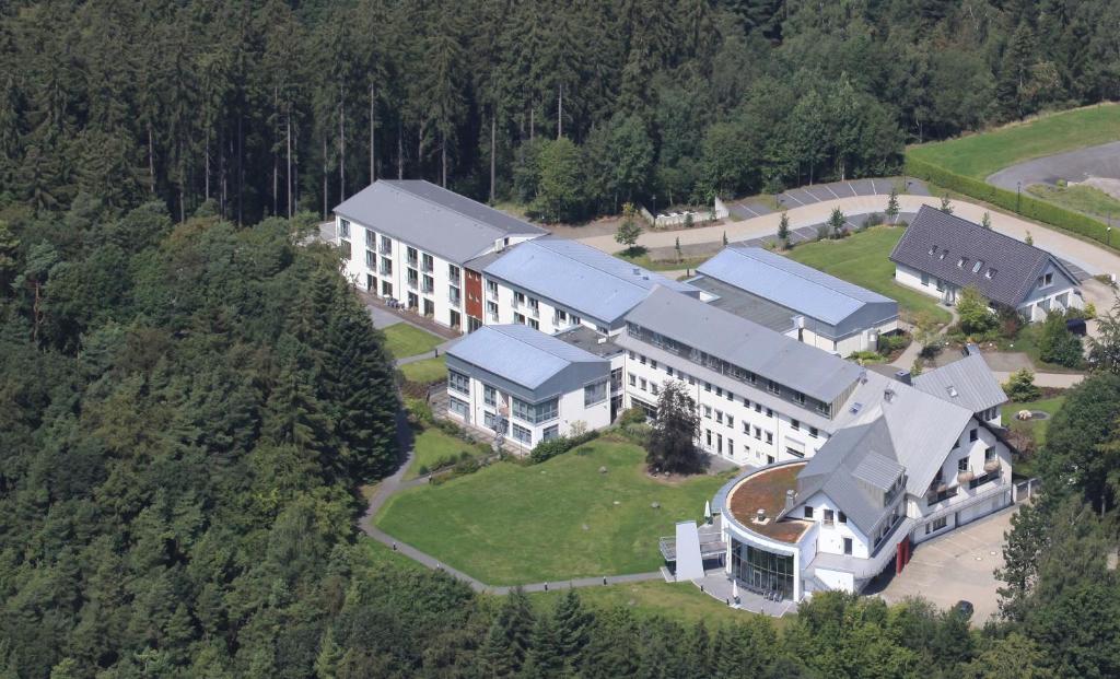 uma vista aérea de um grande edifício na floresta em Hotel und Kongresszentrum Wanderath em Baar