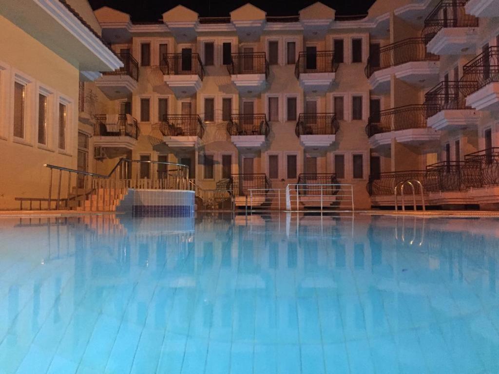 費特希耶的住宿－VERDE PORT HOTEL，一座大型游泳池,其建筑背景为: