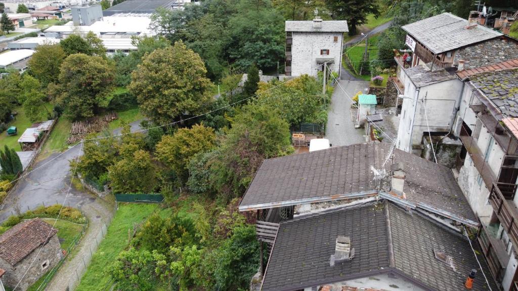 una vista in alto di una vecchia casa in città di Al Carotin a Mantello