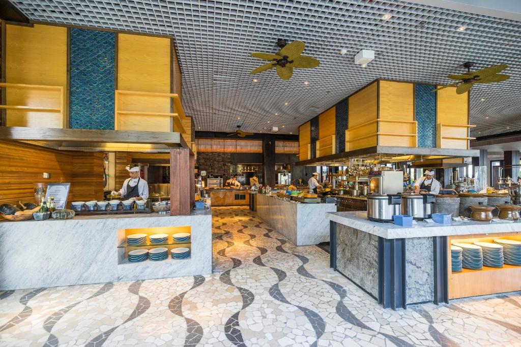Příslušenství pro přípravu čaje a kávy v ubytování The Anvaya Beach Resort Bali