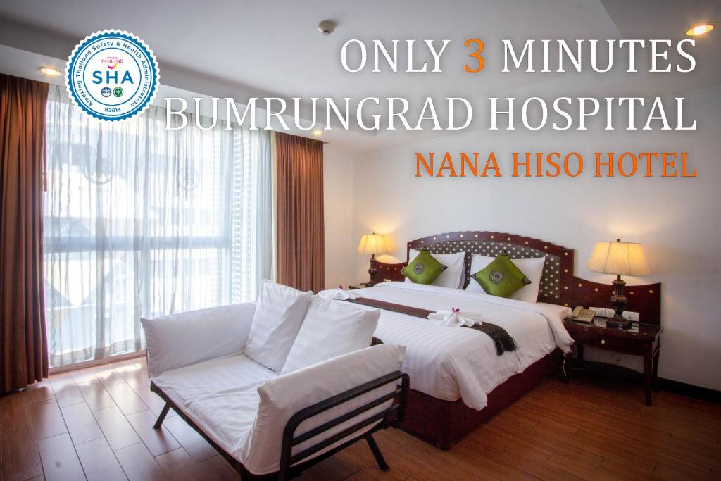 Habitación de hotel con cama y silla en Nana Hiso Hotel, en Bangkok