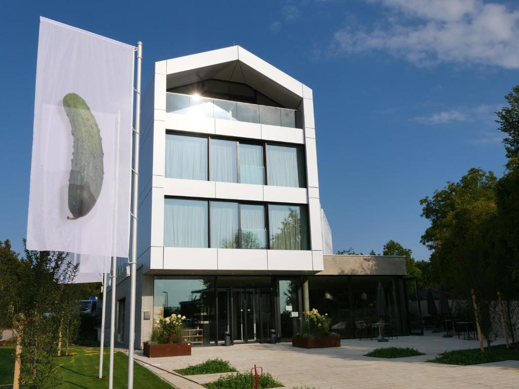 un gran edificio blanco con muchas ventanas en Das ACKER Hotel, en Neuburg an der Donau