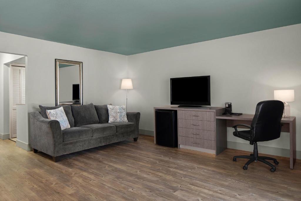 Carlsbad by the Sea Hotel - King Studio Met Bankbed