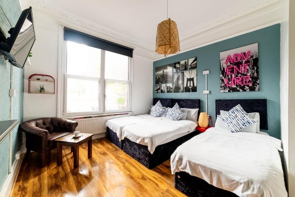 Postel nebo postele na pokoji v ubytování Book A Bed Hostels