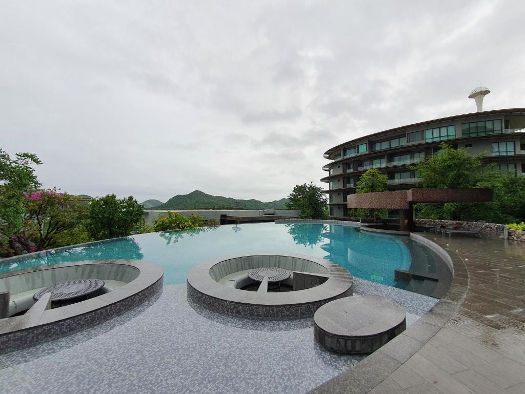een groot zwembad voor een gebouw bij 360 Panoramic View in Khaoyai in Nong Nam Daeng
