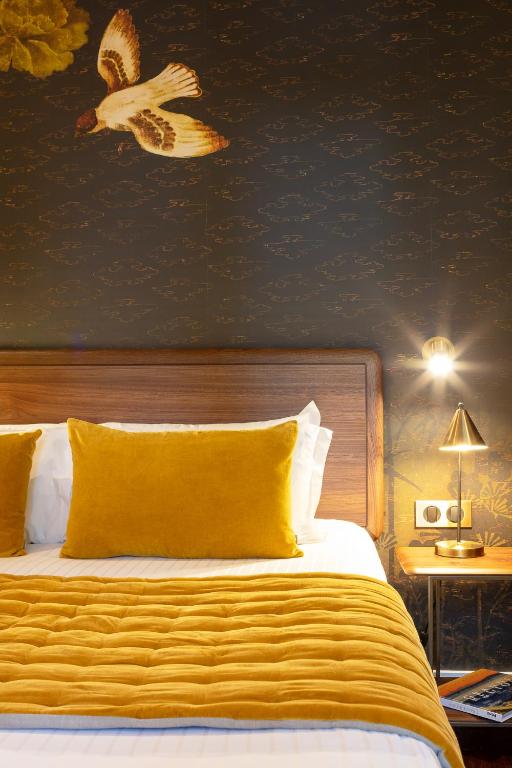 Postel nebo postele na pokoji v ubytování Hotel des Arceaux