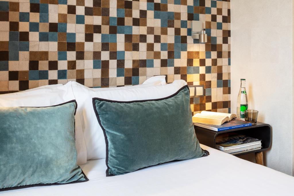 Postel nebo postele na pokoji v ubytování Hotel des Arceaux