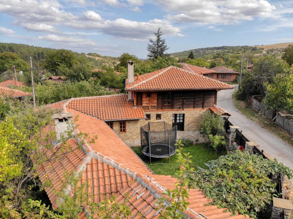 una vista aerea di una casa con tetti di tegole rosse di Villa Fiikova a Medven