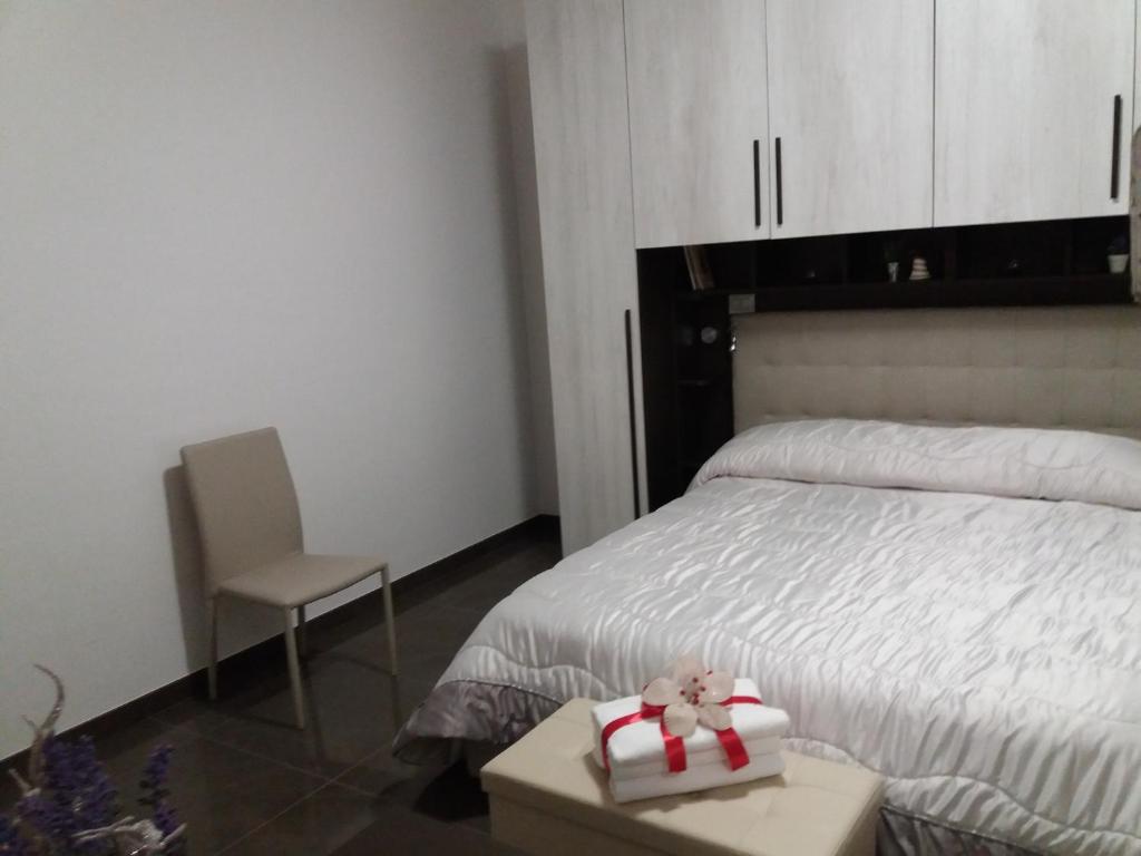 ein Schlafzimmer mit einem Bett, einem Stuhl und einem Tisch in der Unterkunft B&B LA VALLE DEL RE in Itri
