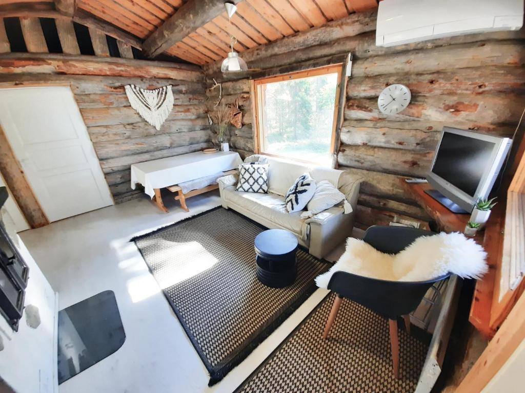 una vista aérea de una sala de estar en una cabaña de madera en Riemula cabin, en Kuusamo