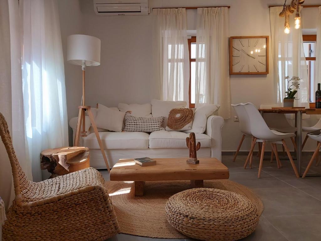 un soggiorno con divano, sedie e tavolo di Palazzino d Irene a Rethymno