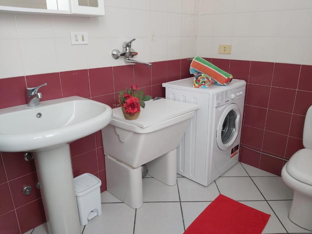 A bathroom at Bnbook Villa Biancospino