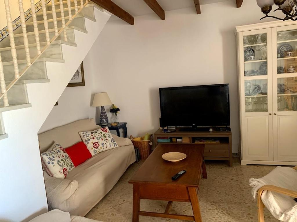 Televízia a/alebo spoločenská miestnosť v ubytovaní Antigua Estación de Campanillas