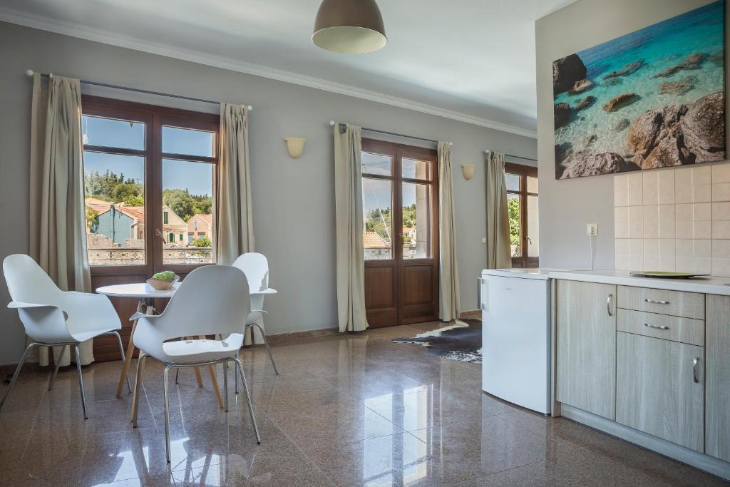 Kuchyň nebo kuchyňský kout v ubytování Balhambra Suites - Adults Only