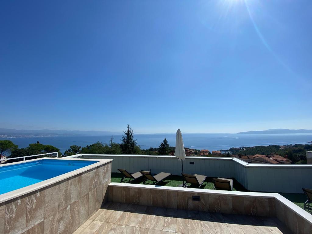 Bazén v ubytovaní Apartment Mara Opatija with rooftop swimming pool alebo v jeho blízkosti