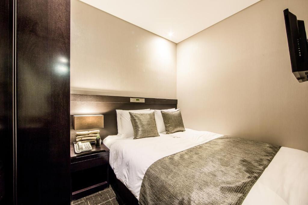 Golden Seoul Hotel - Inside Double Room - No Window