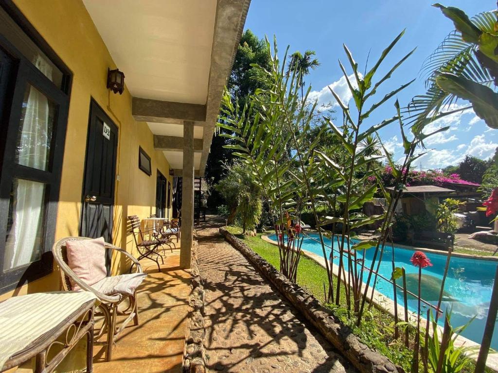 Casa con patio y piscina en Little Eden Guesthouse, en Pang Mapha