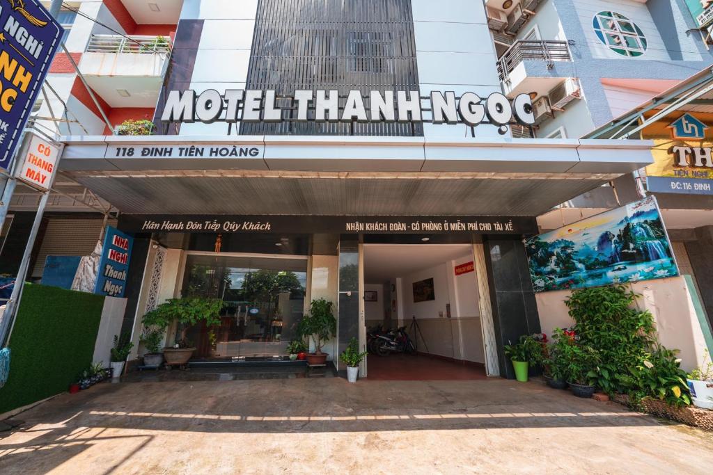 uitzicht op de hoofdingang van de hoofdhal van het gebouw bij Thanh Ngọc Motel in Buon Ma Thuot