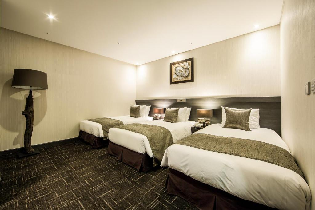 Golden Seoul Hotel - Inside Triple Room - No Window