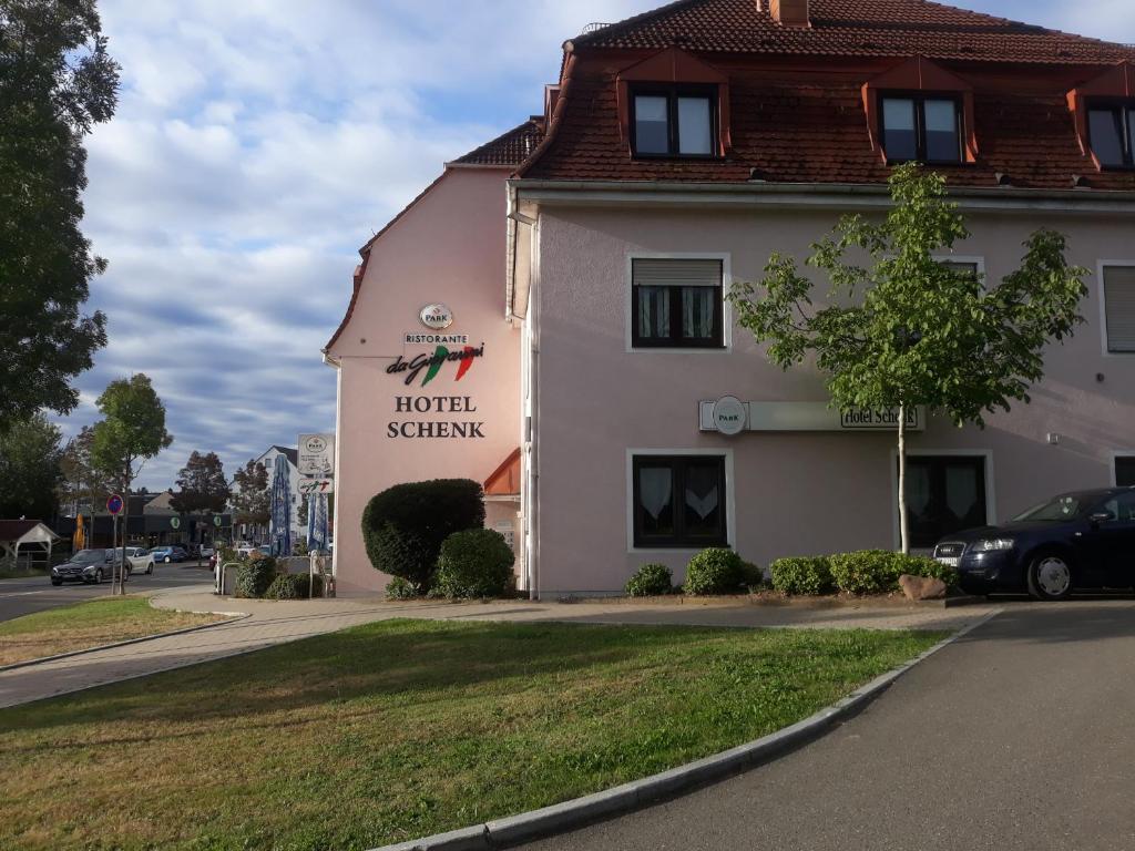 un hotel con un cartel en el lateral de un edificio en Hotel Schenk en Pirmasens