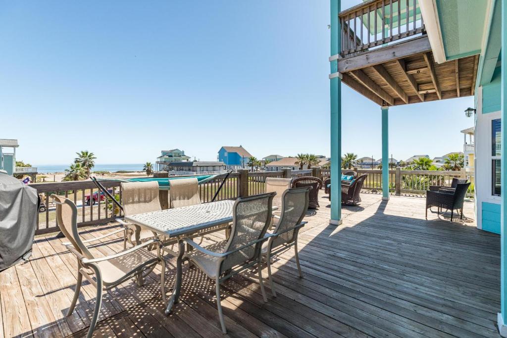 une terrasse avec une table et des chaises et l'océan dans l'établissement 180 Degree Water Views, Huge Deck, Perfect Sunrise Spot, Great Layout!, à Freeport