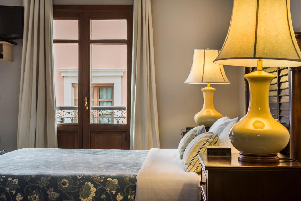 Postel nebo postele na pokoji v ubytování Balhambra Suites - Adults Only