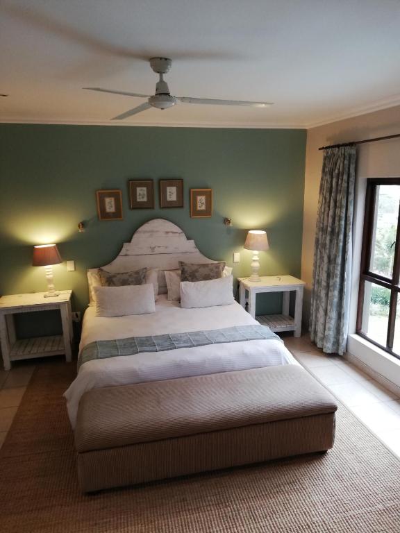 Mahogany Villa Guesthouse - SOLAR - Комната с видом на бассейн