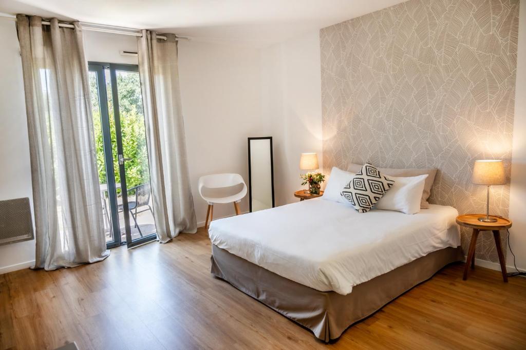 Letto o letti in una camera di Hôtel & Séminaire Le Patio Occitan - Toulouse Ouest - La Ramée
