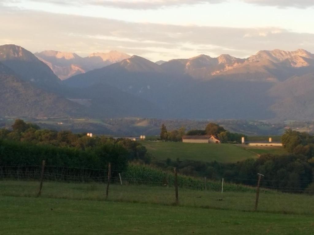 LES 3 COLLINES Gîtes, Panorama sur les Pyrénées - Apartamento Con Mountain View