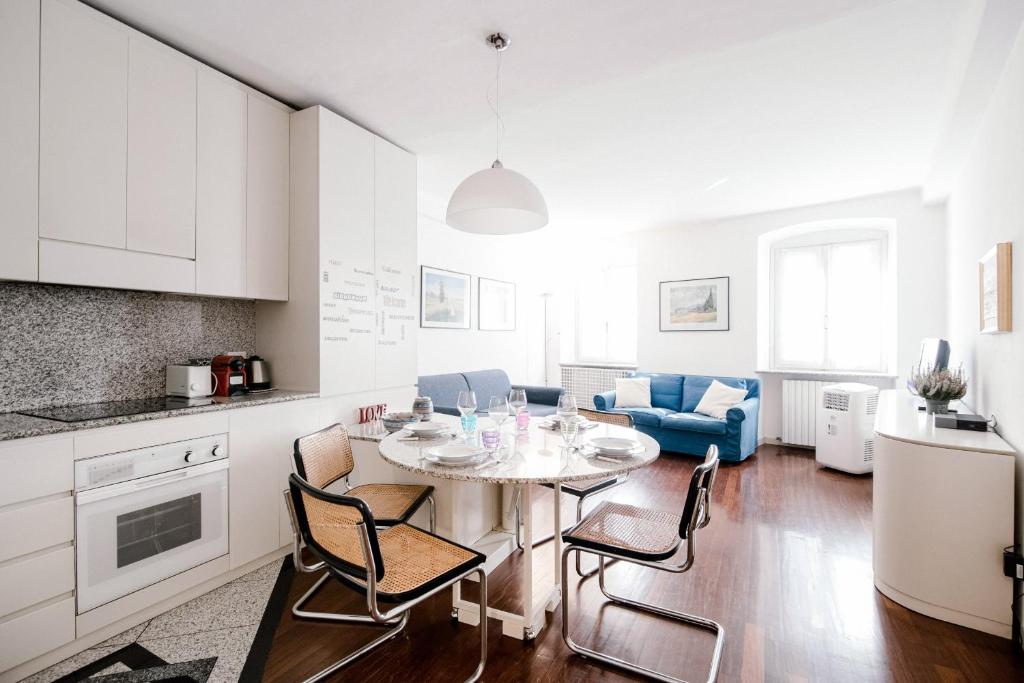 a kitchen and living room with a table and chairs at Downtown Como-Porta Torre Flat in Como
