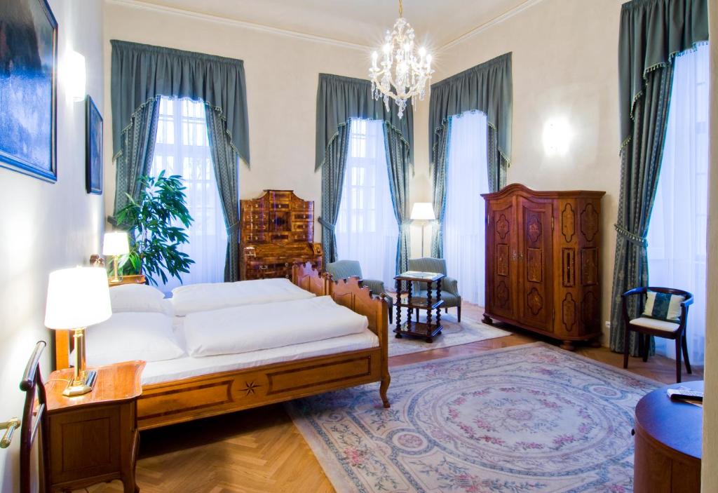 Postel nebo postele na pokoji v ubytování Château Liblice