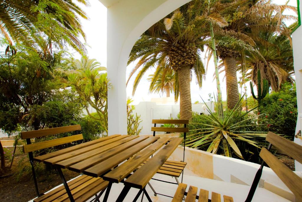 A garden outside Book Jet - Bungalow Style & Comfort