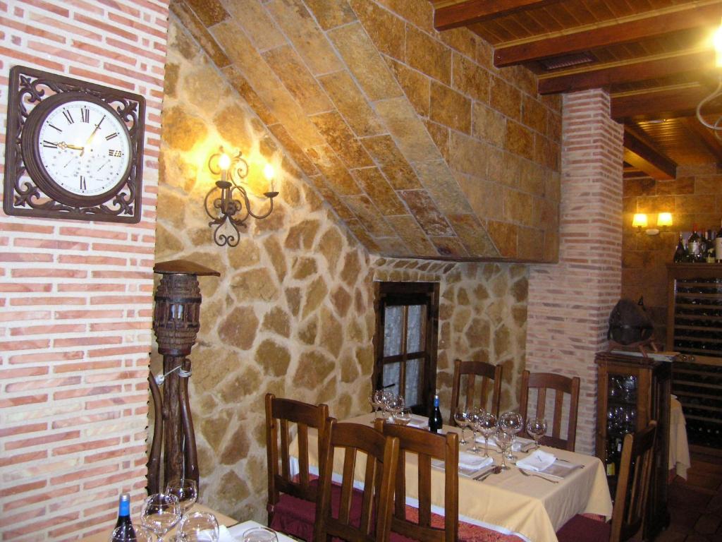 a dining room table with a clock on it at Hotel Doña Isabel in Torrellano