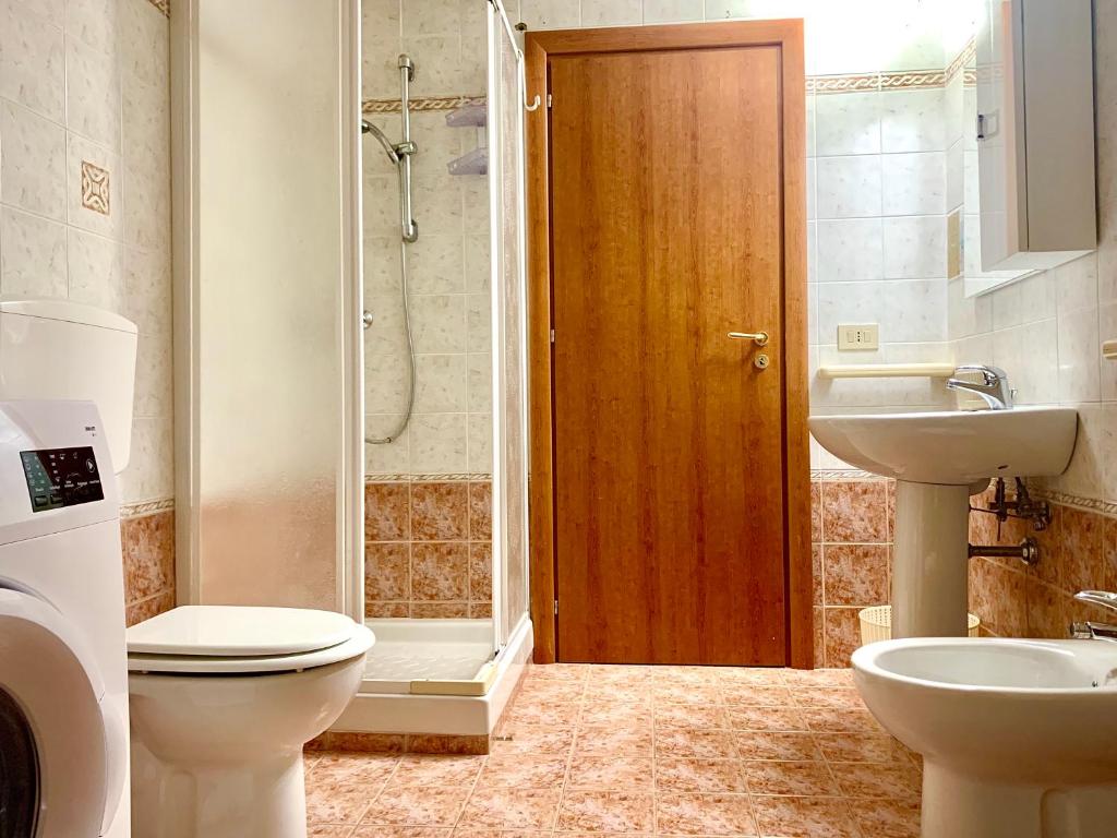 y baño con aseo, lavabo y ducha. en Mapma en Castrovillari