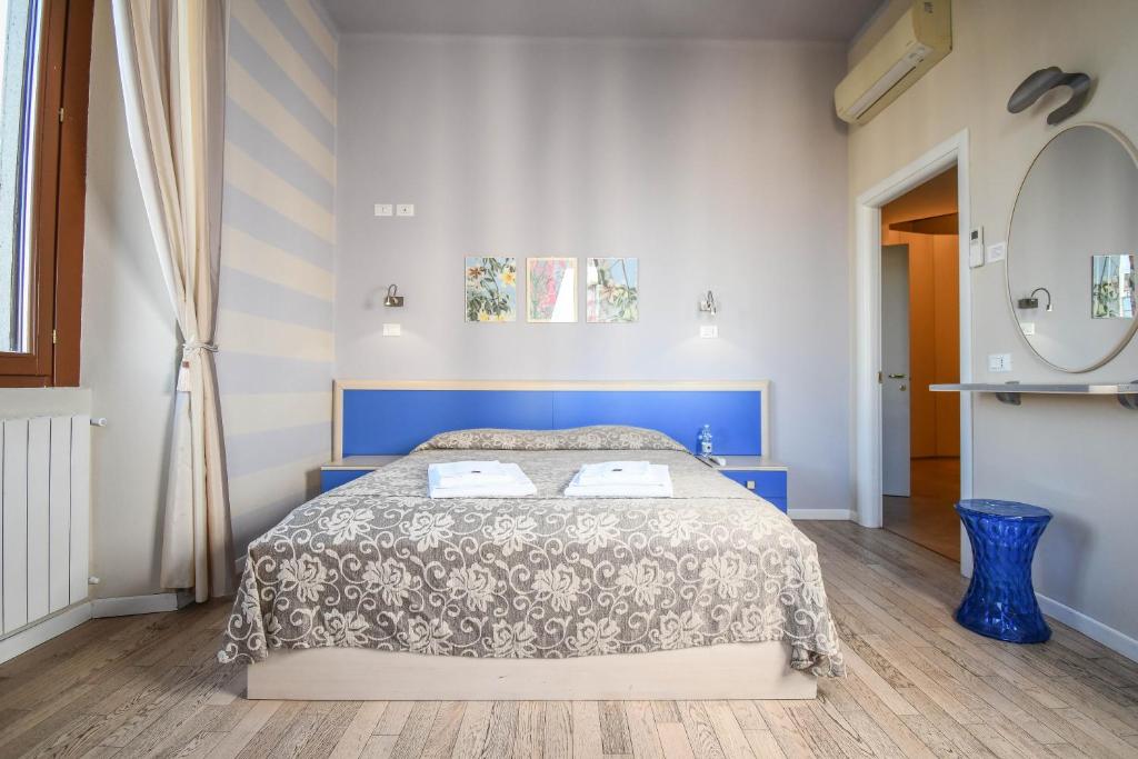 Łóżko lub łóżka w pokoju w obiekcie Bergamo Romantica