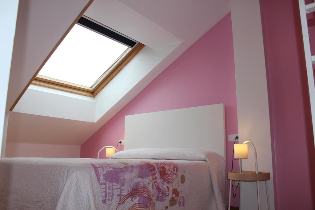 カンガス・デ・オニスにあるadrimarcangasのベッドルーム(白いベッド1台、窓付)
